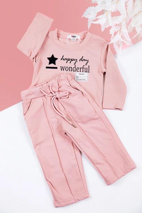 طقم بناتي شتوي قطعتين لون وردي بكتابات من الأمام و أكمام طويلة و رباط و زم من الخصر