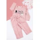 طقم بناتي شتوي قطعتين لون وردي بكتابات من الأمام و أكمام طويلة و رباط و زم من الخصر