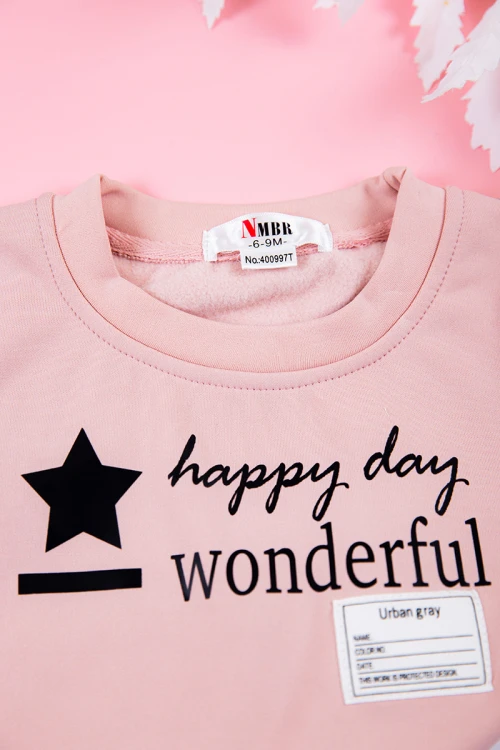 طقم بناتي شتوي قطعتين لون وردي بكتابات من الأمام و أكمام طويلة و رباط و زم من الخصر