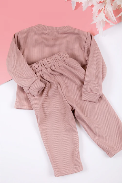 طقم بناتي شتوي قطعتين لون لحمي بكتابات من الأمام و أكمام طويلة و رباط و زم من الخصر