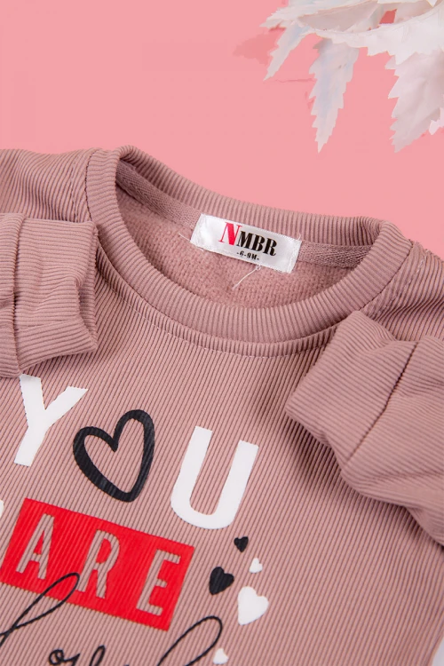 طقم بناتي شتوي قطعتين لون لحمي بكتابات من الأمام و أكمام طويلة و رباط و زم من الخصر