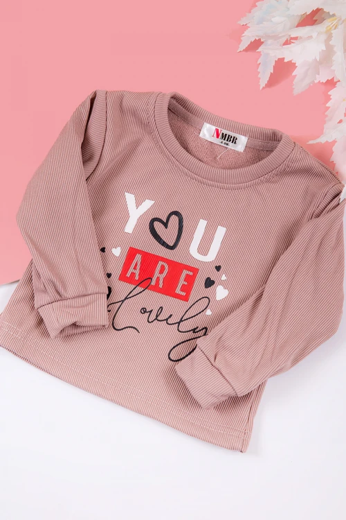 طقم بناتي شتوي قطعتين لون لحمي بكتابات من الأمام و أكمام طويلة و رباط و زم من الخصر