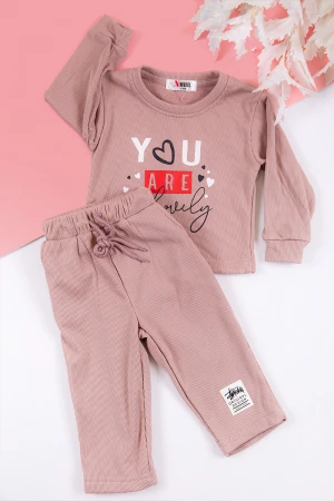 طقم بناتي شتوي قطعتين لون لحمي بكتابات من الأمام و أكمام طويلة و رباط و زم من الخصر 