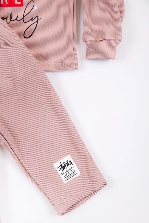 طقم بناتي شتوي قطعتين لون لحمي بكتابات من الأمام و أكمام طويلة و رباط و زم من الخصر