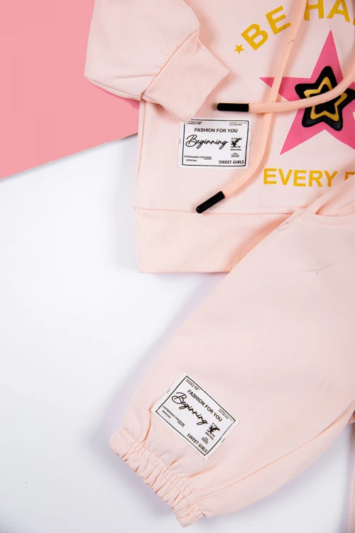 طقم بناتي شتوي قطعتين لون خربزي بكتابات من الأمام و بقبعة رأس  و أكمام طويلة و رباط و زم من الخصر