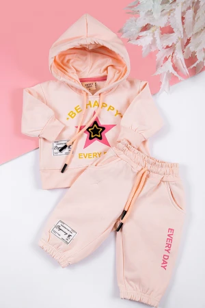 طقم بناتي شتوي قطعتين لون خربزي بكتابات من الأمام و بقبعة رأس  و أكمام طويلة و رباط و زم من الخصر 