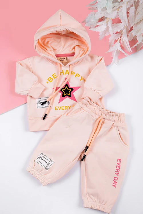 طقم بناتي شتوي قطعتين لون خربزي بكتابات من الأمام و بقبعة رأس  و أكمام طويلة و رباط و زم من الخصر