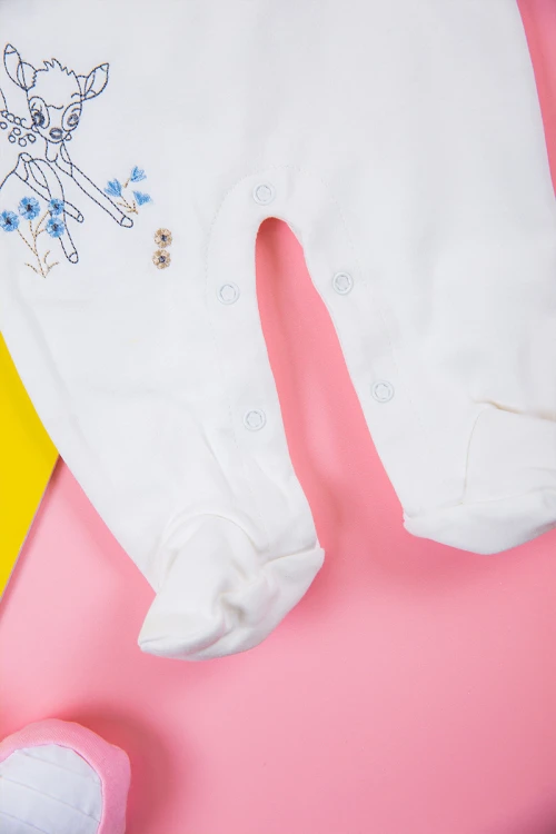 بربتوز بناتي أطفال لون أبيض برسومات من الأمام و أكمام طويلة و بأزرار من الأمام و الأسفل