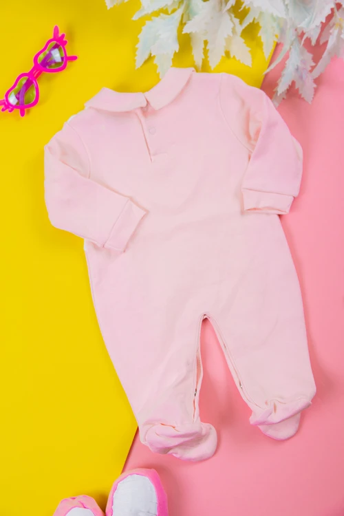 بربتوز بناتي أطفال لون وردي و أبيض مزين بأزرار من الأمام ذو أكمام طويلة و أزرار من الخلف و الأسفل