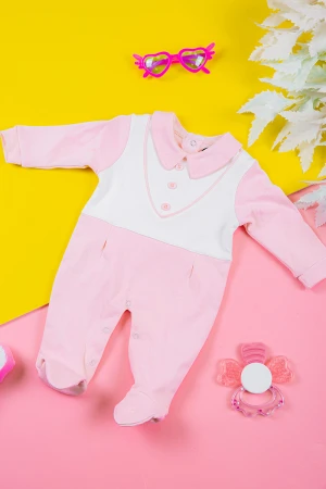 بربتوز بناتي أطفال لون وردي و أبيض مزين بأزرار من الأمام ذو أكمام طويلة و أزرار من الخلف و الأسفل