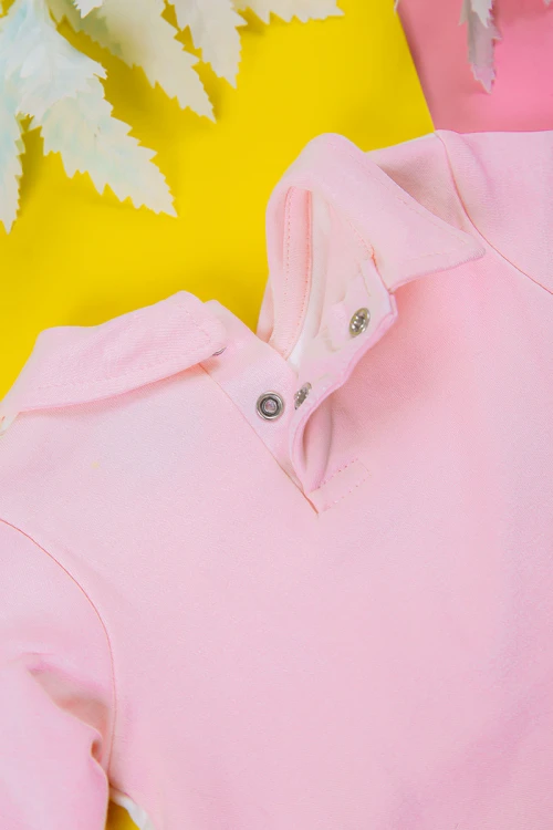 بربتوز بناتي أطفال لون وردي و أبيض مزين بأزرار من الأمام ذو أكمام طويلة و أزرار من الخلف و الأسفل