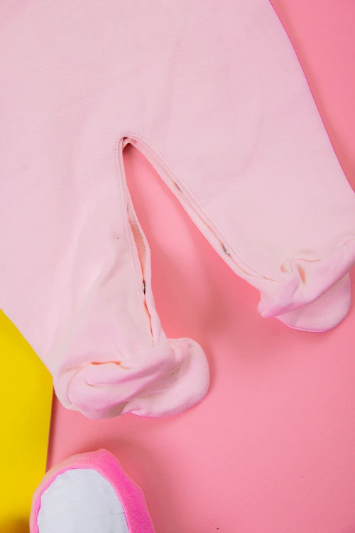 بربتوز بناتي أطفال لون وردي و أبيض مزين بأزرار من الأمام ذو أكمام طويلة و أزرار من الخلف و الأسفل