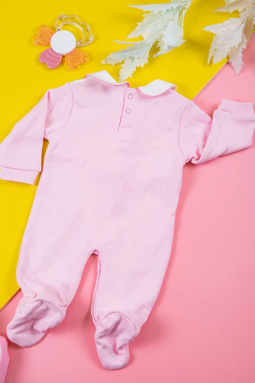 بربتوز بناتي أطفال لون وردي و أبيض مزين بأزرار و فيونكة من الأمام ذو أكمام طويلة و أزرار من الخلف و الأسفل