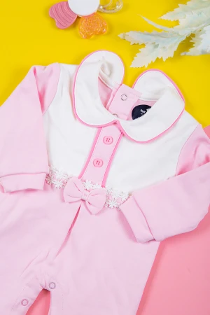 بربتوز بناتي أطفال لون وردي و أبيض مزين بأزرار و فيونكة من الأمام ذو أكمام طويلة و أزرار من الخلف و الأسفل