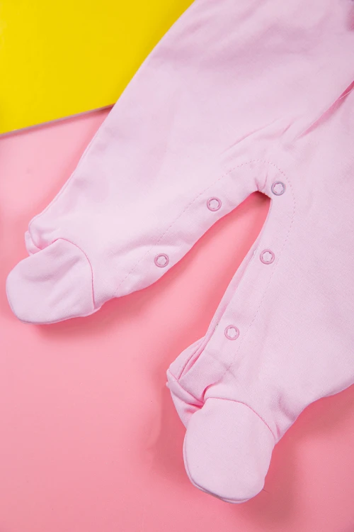 بربتوز بناتي أطفال لون وردي و أبيض مزين بأزرار و فيونكة من الأمام ذو أكمام طويلة و أزرار من الخلف و الأسفل