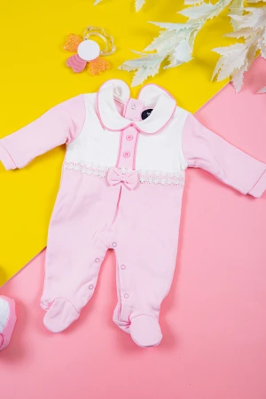 بربتوز بناتي أطفال لون وردي و أبيض مزين بأزرار و فيونكة من الأمام ذو أكمام طويلة و أزرار من الخلف و الأسفل