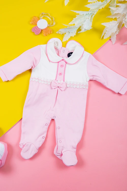 بربتوز بناتي أطفال لون وردي و أبيض مزين بأزرار و فيونكة من الأمام ذو أكمام طويلة و أزرار من الخلف و الأسفل