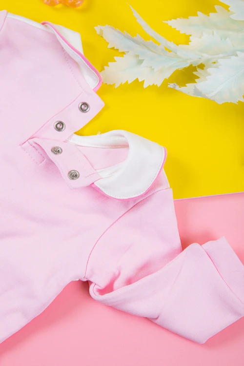 بربتوز بناتي أطفال لون وردي و أبيض مزين بأزرار و فيونكة من الأمام ذو أكمام طويلة و أزرار من الخلف و الأسفل