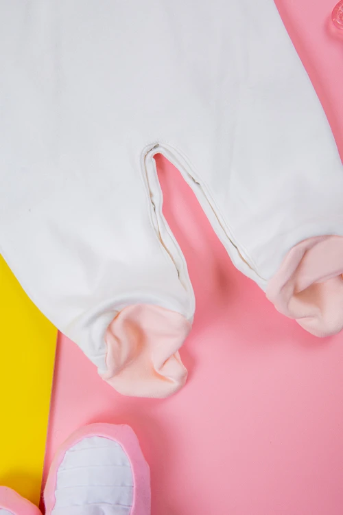 بربتوز بناتي أطفال لون أبيض مزين بزخرفة من الأمام ذو أكمام طويلة بزم و أزرار من الخلف و الأسفل