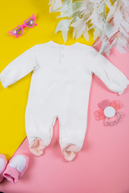 بربتوز بناتي أطفال لون أبيض مزين بزخرفة من الأمام ذو أكمام طويلة بزم و أزرار من الخلف و الأسفل