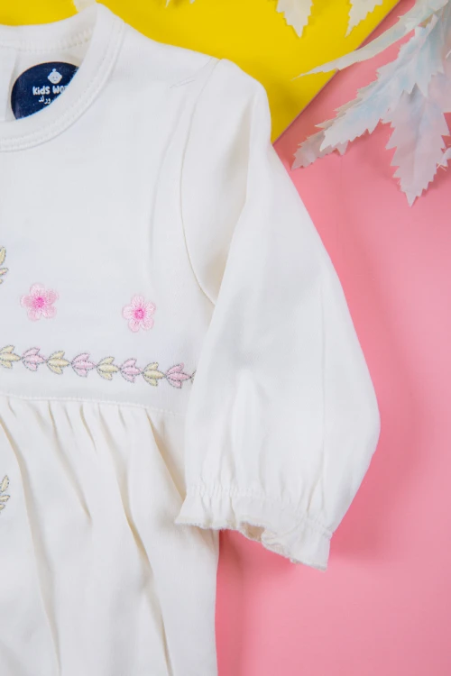 بربتوز بناتي أطفال لون أبيض مزين بزخرفة من الأمام ذو أكمام طويلة بزم و أزرار من الخلف و الأسفل