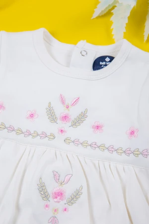 بربتوز بناتي أطفال لون أبيض مزين بزخرفة من الأمام ذو أكمام طويلة بزم و أزرار من الخلف و الأسفل