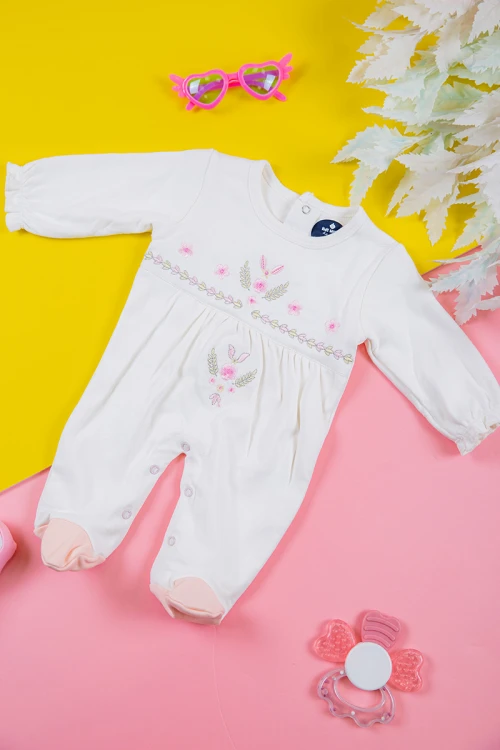 بربتوز بناتي أطفال لون أبيض مزين بزخرفة من الأمام ذو أكمام طويلة بزم و أزرار من الخلف و الأسفل