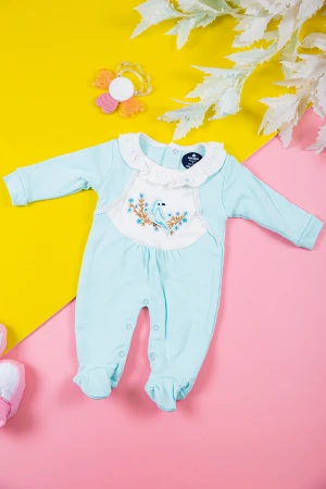 بربتوز بناتي أطفال لون سماوي مزين بزخرفة من الأمام ذو أكمام طويلة و أزرار من الخلف و الأسفل