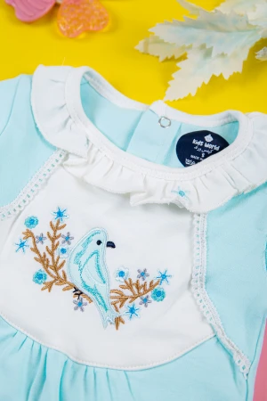 بربتوز بناتي أطفال لون سماوي مزين بزخرفة من الأمام ذو أكمام طويلة و أزرار من الخلف و الأسفل