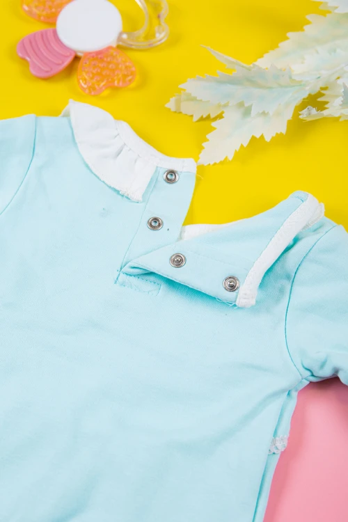 بربتوز بناتي أطفال لون سماوي مزين بزخرفة من الأمام ذو أكمام طويلة و أزرار من الخلف و الأسفل