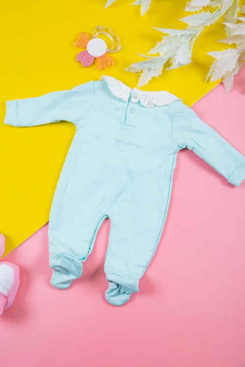 بربتوز بناتي أطفال لون سماوي مزين بزخرفة من الأمام ذو أكمام طويلة و أزرار من الخلف و الأسفل