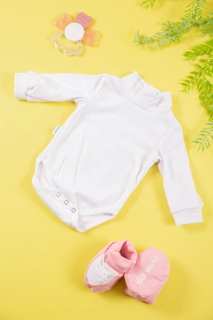 بربتوز  أطفال لون أبيض سادة بياقة عالية و أكمام طويلة و بأزرار من الأسفل