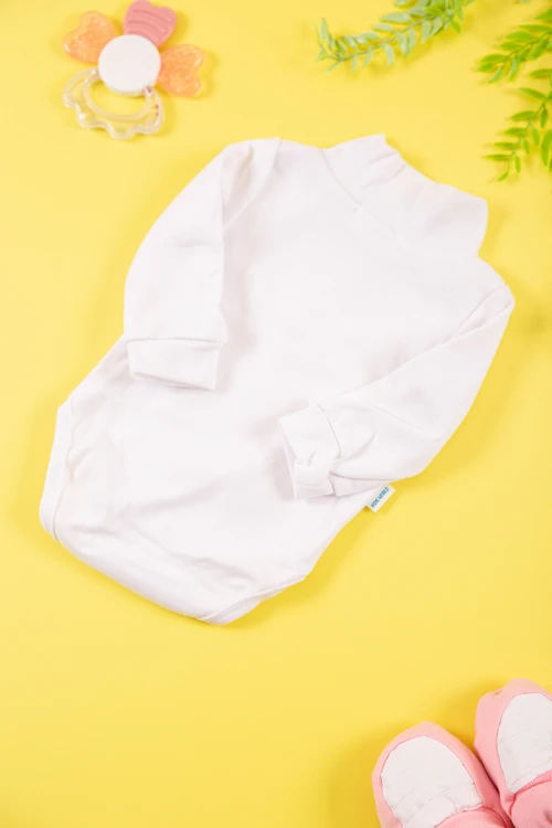 بربتوز  أطفال لون أبيض سادة بياقة عالية و أكمام طويلة و بأزرار من الأسفل