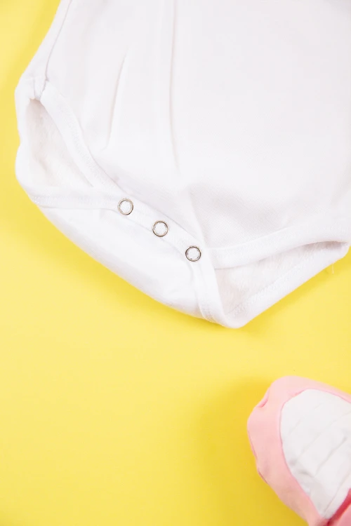 بربتوز  أطفال لون أبيض سادة بياقة عالية و أكمام طويلة و بأزرار من الأسفل