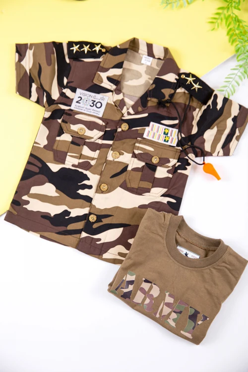 بدلة عسكرية ولادي 4 قطع لون بني بقبعة و تيشيرت داخلي منفصل و حزام في الخصر و بأزرار و جيوب من الأمام