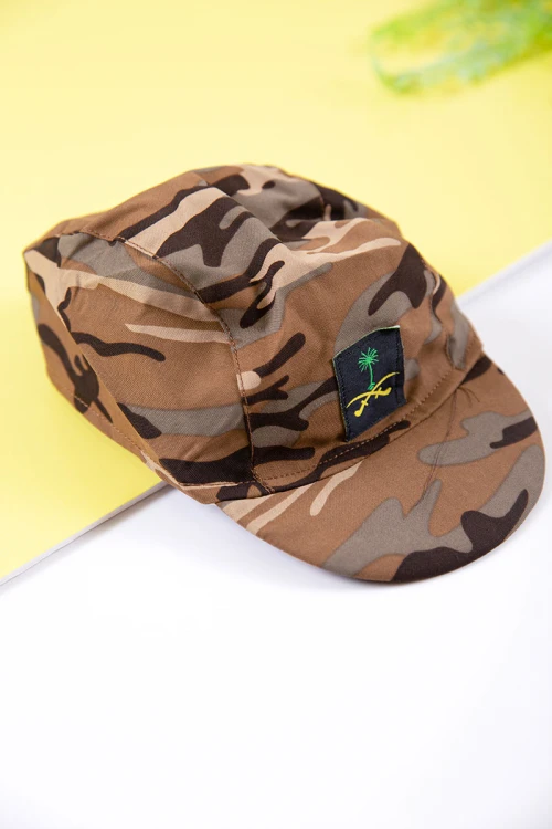 بدلة عسكرية ولادي 4 قطع لون بني بقبعة و تيشيرت داخلي منفصل و حزام في الخصر و بأزرار و جيوب من الأمام