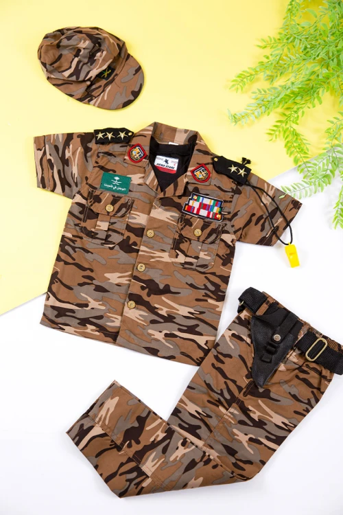 بدلة عسكرية ولادي 4 قطع لون بني بقبعة و تيشيرت داخلي منفصل و حزام في الخصر و بأزرار و جيوب من الأمام