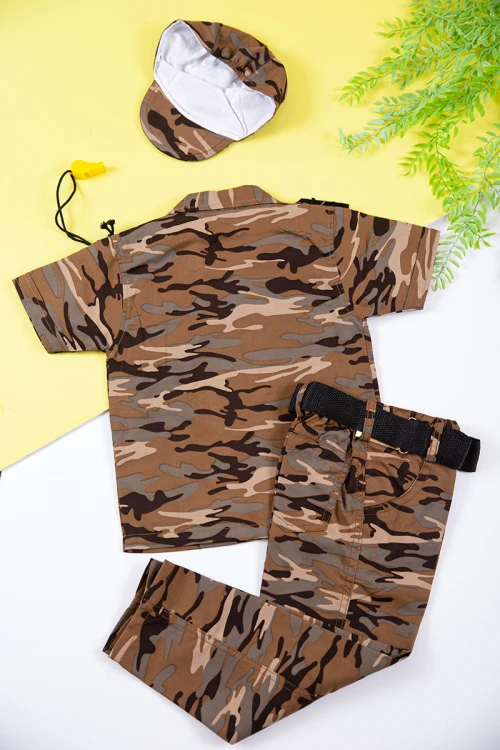 بدلة عسكرية ولادي 4 قطع لون بني بقبعة و تيشيرت داخلي منفصل و حزام في الخصر و بأزرار و جيوب من الأمام