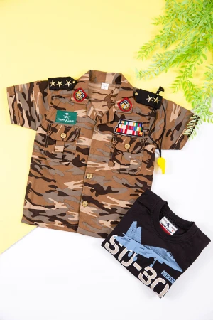 بدلة عسكرية ولادي 4 قطع لون بني بقبعة و تيشيرت داخلي منفصل و حزام في الخصر و بأزرار و جيوب من الأمام