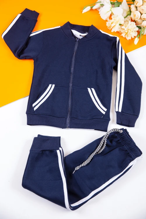 طقم رياضي بناتي مدارس 3 قطع لون كحلي تيشيرت أبيض داخلي و جاكيت ذو أكمام طويلة بسحاب و جيوب من الأمام و ببنطلون برباط و زم من الخصر