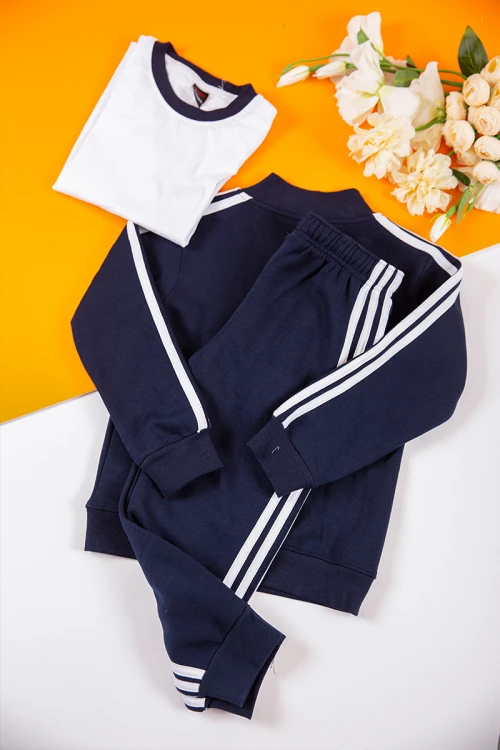 طقم رياضي بناتي مدارس 3 قطع لون كحلي تيشيرت أبيض داخلي و جاكيت ذو أكمام طويلة بسحاب و جيوب من الأمام و ببنطلون برباط و زم من الخصر