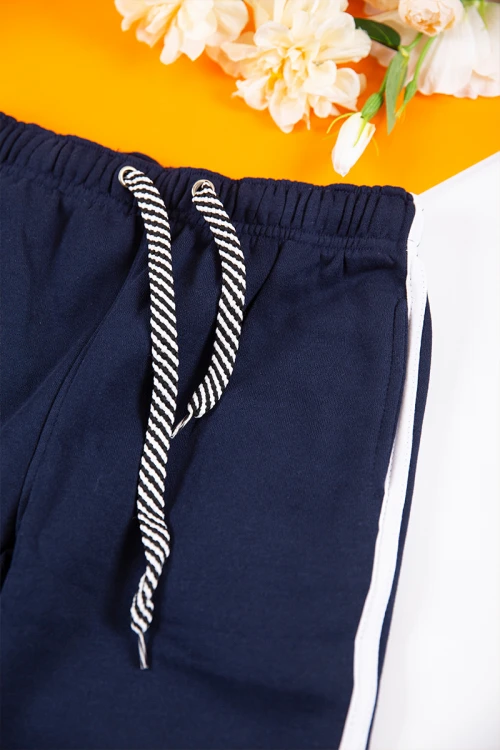 طقم رياضي بناتي مدارس 3 قطع لون كحلي تيشيرت أبيض داخلي و جاكيت ذو أكمام طويلة بسحاب و جيوب من الأمام و ببنطلون برباط و زم من الخصر