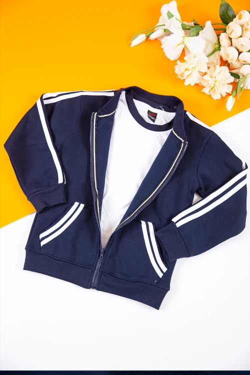 طقم رياضي بناتي مدارس 3 قطع لون كحلي تيشيرت أبيض داخلي و جاكيت ذو أكمام طويلة بسحاب و جيوب من الأمام و ببنطلون برباط و زم من الخصر