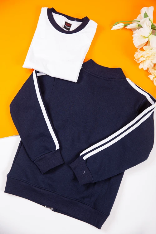 طقم رياضي بناتي مدارس 3 قطع لون كحلي تيشيرت أبيض داخلي و جاكيت ذو أكمام طويلة بسحاب و جيوب من الأمام و ببنطلون برباط و زم من الخصر