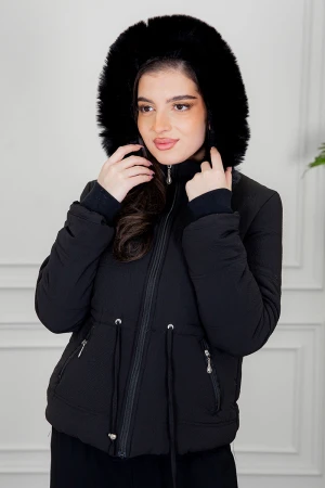 جاكيت نسائي شتوي لون أسود بقبعة منفصلة بفرو قابلة للتركيب و بسحاب و جيوب من الأمام 