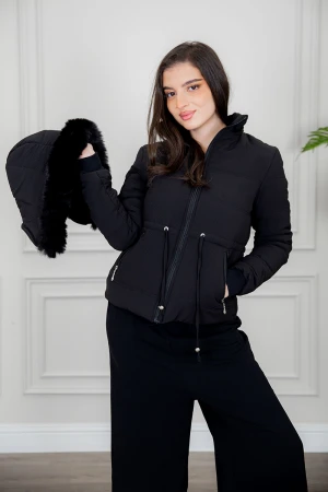 جاكيت نسائي شتوي لون أسود بقبعة منفصلة بفرو قابلة للتركيب و بسحاب و جيوب من الأمام 
