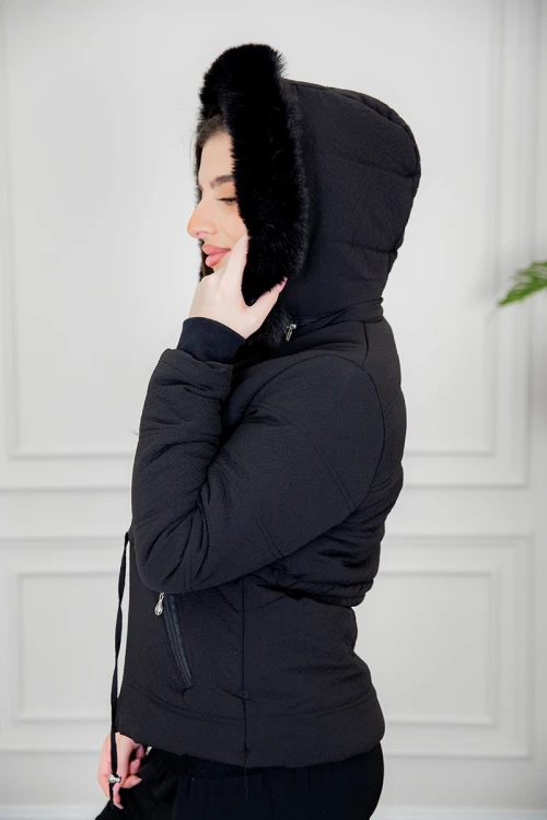 جاكيت نسائي شتوي لون أسود بقبعة منفصلة بفرو قابلة للتركيب و بسحاب و جيوب من الأمام