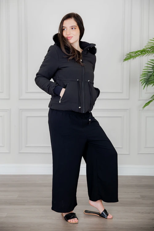 جاكيت نسائي شتوي لون أسود بقبعة منفصلة بفرو قابلة للتركيب و بسحاب و جيوب من الأمام