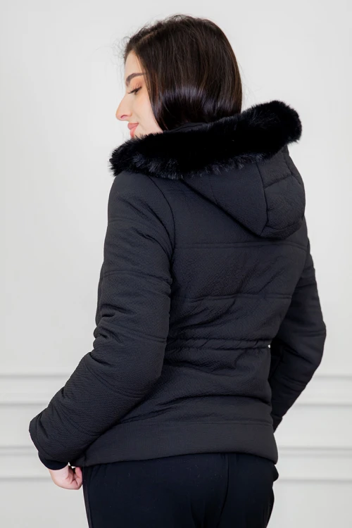 جاكيت نسائي شتوي لون أسود بقبعة منفصلة بفرو قابلة للتركيب و بسحاب و جيوب من الأمام