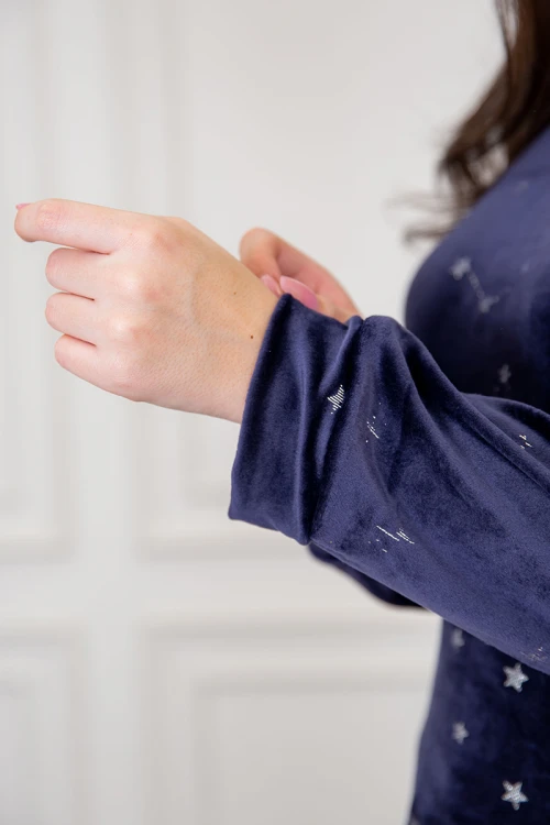 طقم نسائي شتوية قطعتين لون كحلي مزينة بالنجوم ذو أكمام طويلة و بنطلون بزم و رباط من الخصر